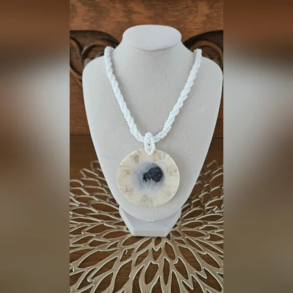 Handpainted Blk & White Design Shell Pendant With 16in Beaded Necklace - Picture 6 of 9